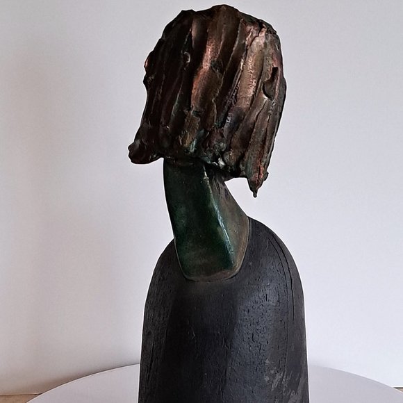 Ceramic sculpture of a woman - Picture 3 of 5